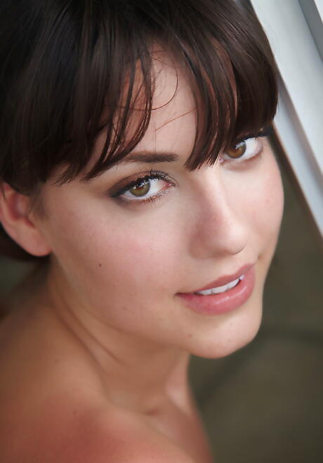 Luscious brunette milf Lorena B in nasty foot fetish 