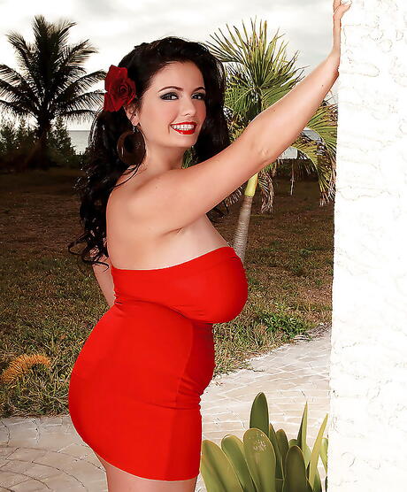 Sexy romanian fatty Arianna Sinn reveals big titties and hot butt outdoor